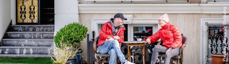 Nachbarn draußen im Gespräch